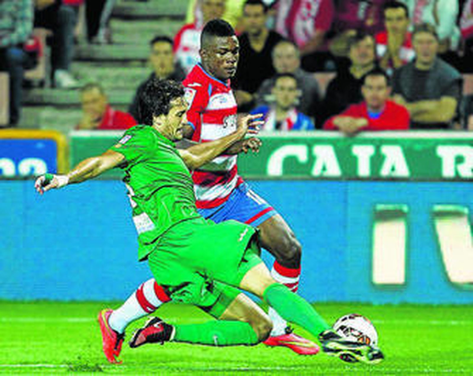 Héctor Rodas se lanza a los pies de Jhon Córdoba.