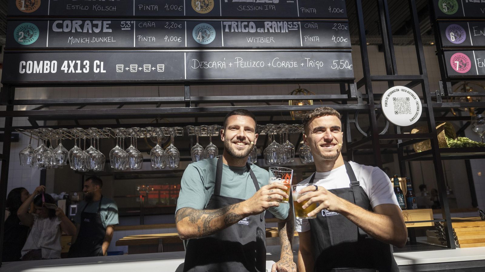 Amistoso brindis con cerveza entre Aitor Ruibal y Adrià Pedrosa.