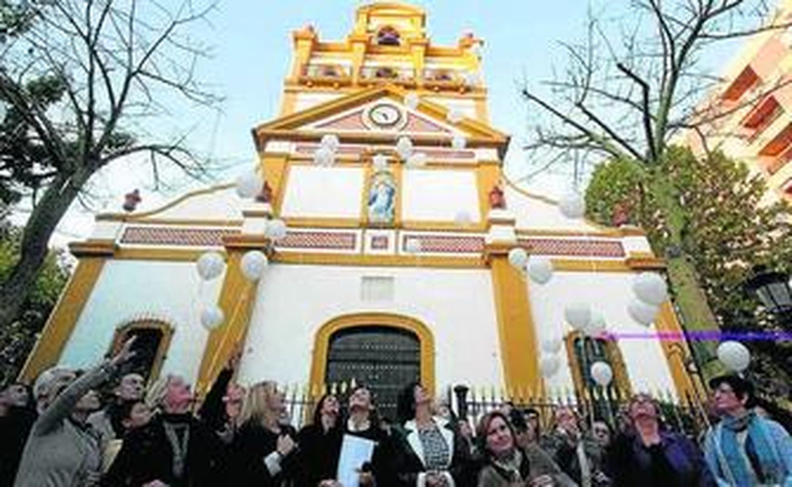 Imagen de la suelta de globos, ayer en la plaza de la Iglesia.