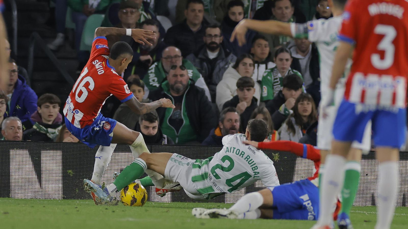 Aitor Ruibal le entra a Sávio en la jugada en la que se decretó el penalti.