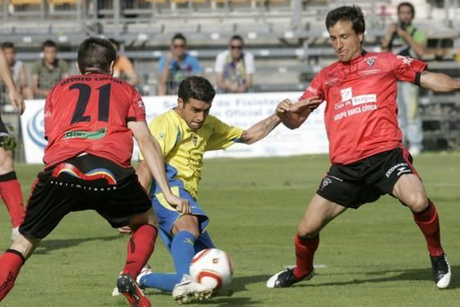 Enrique intenta centrar frente al ex cadista César Caneda. 

Foto: Jesus Marin