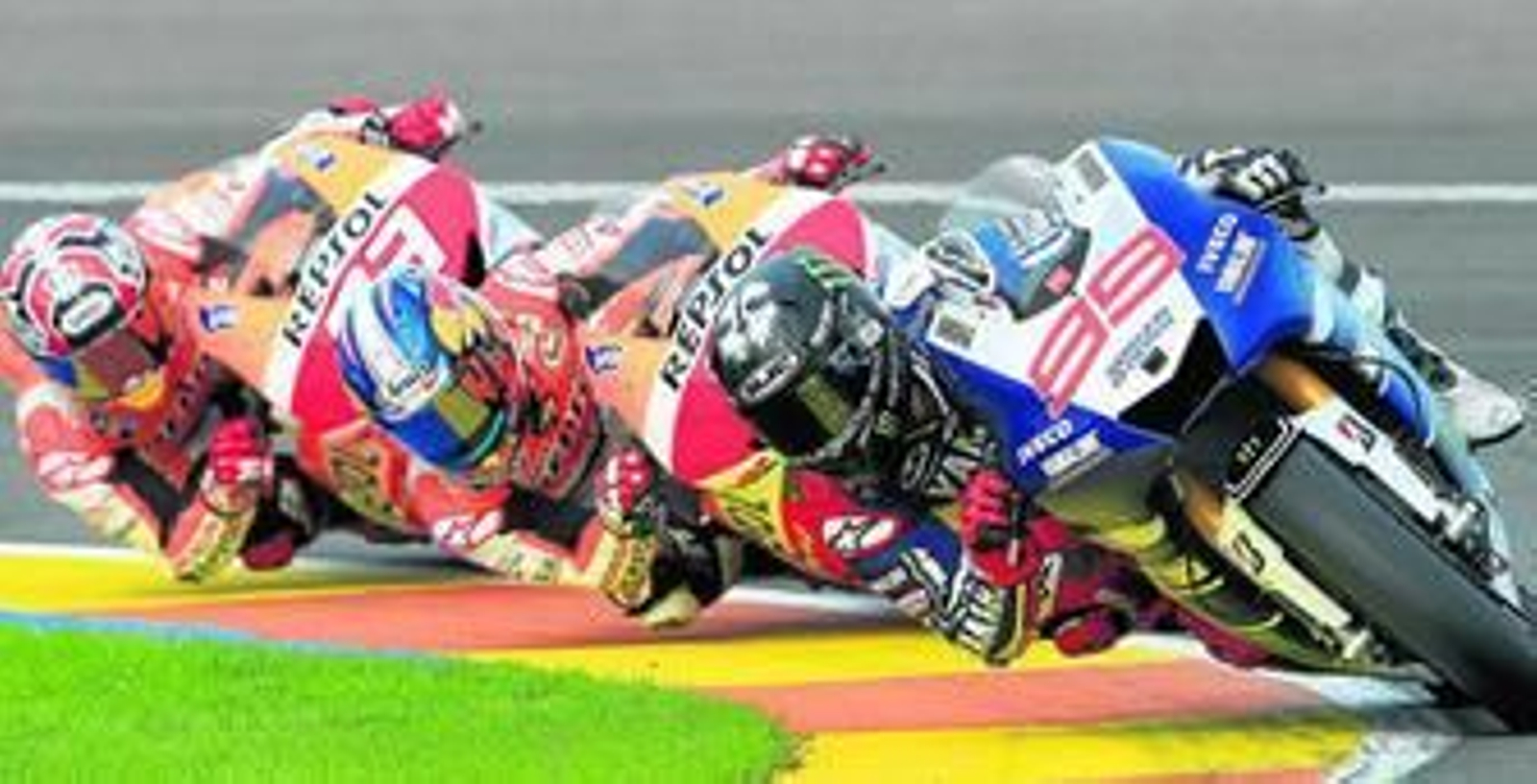 Jorge Lorenzo lidera la carrera por delante de los pilotos de Repsol Honda Dani Pedrosa y Marc Márquez.