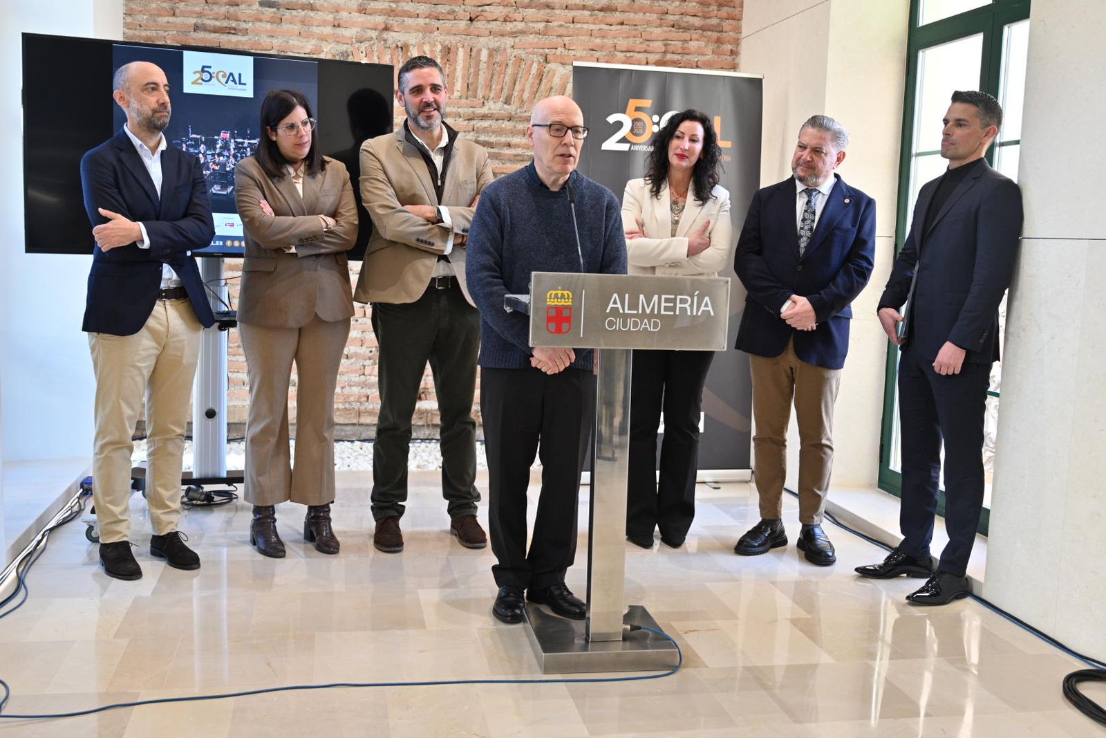 Autoridades y responsables de instituciones presentando el ciclo de conciertos de la OCAL.