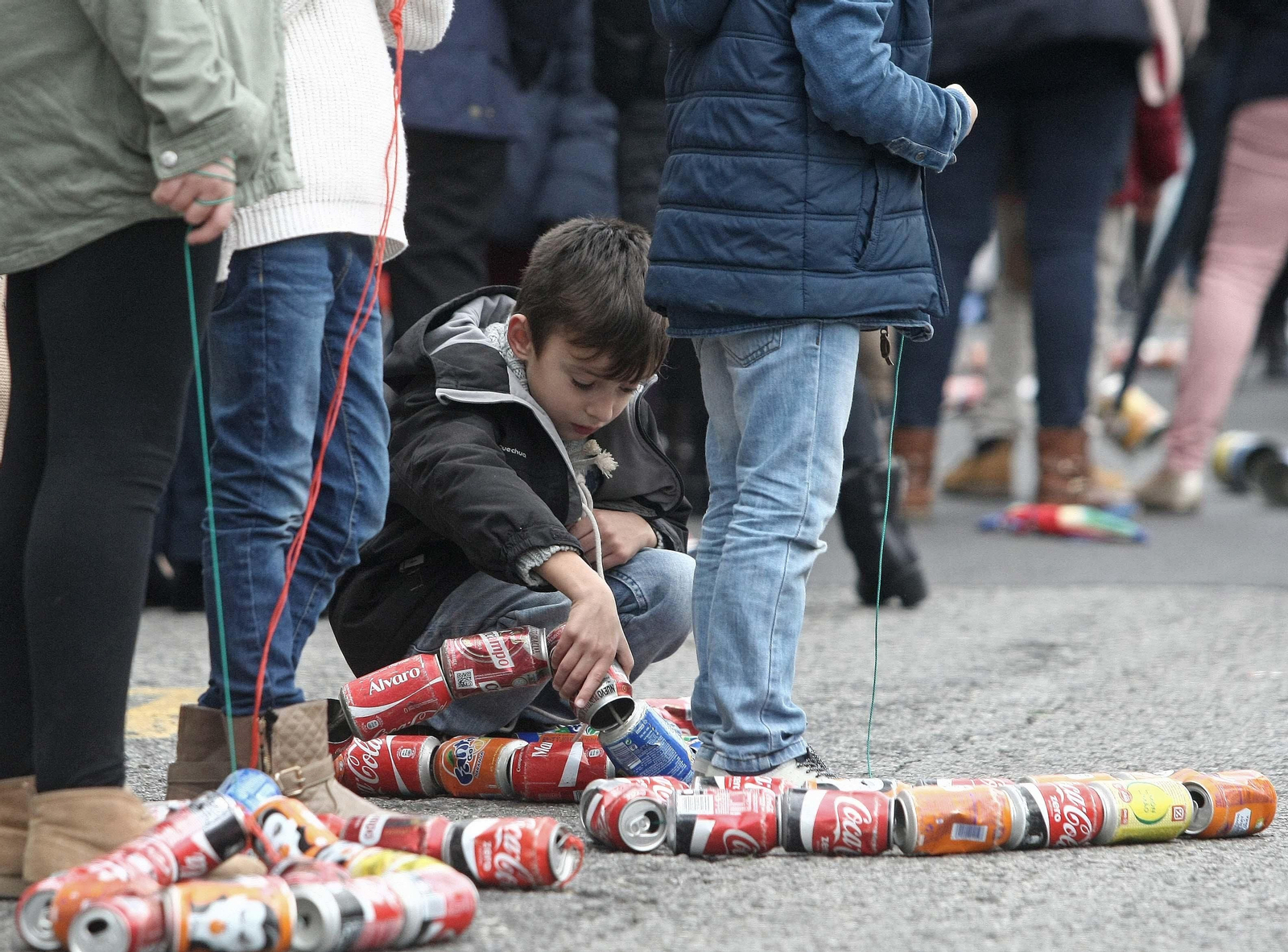 El tradicional arrastre de latas en Algeciras
