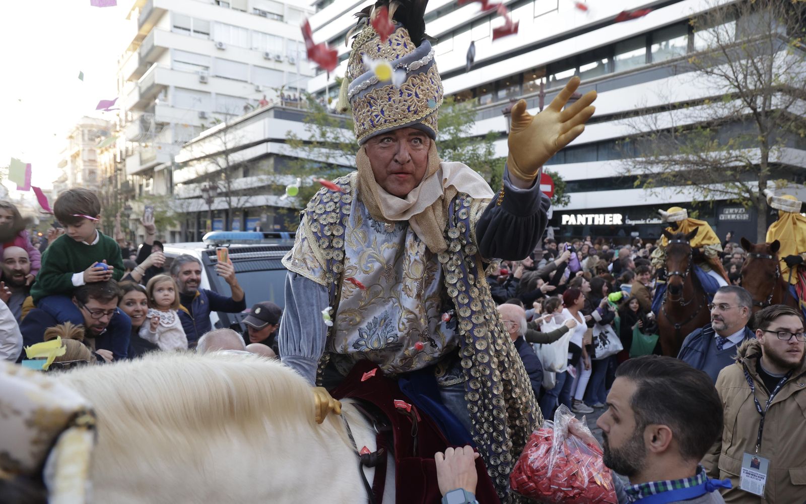 Las imágenes del Heraldo Real por las calles de Sevilla