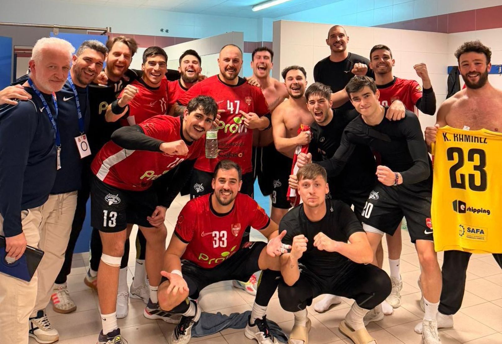 Los jugadores del Cajasol Sevilla BM Proin festejan el triunfo ante el BM Soria.