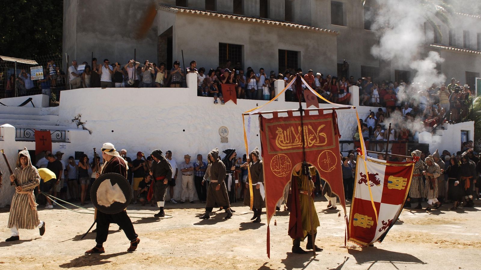 La Plaza de Toros, con la fiesta de los Moros y Cristianos La Plaza de Toros, con la fiesta de los Moros y Cristianos