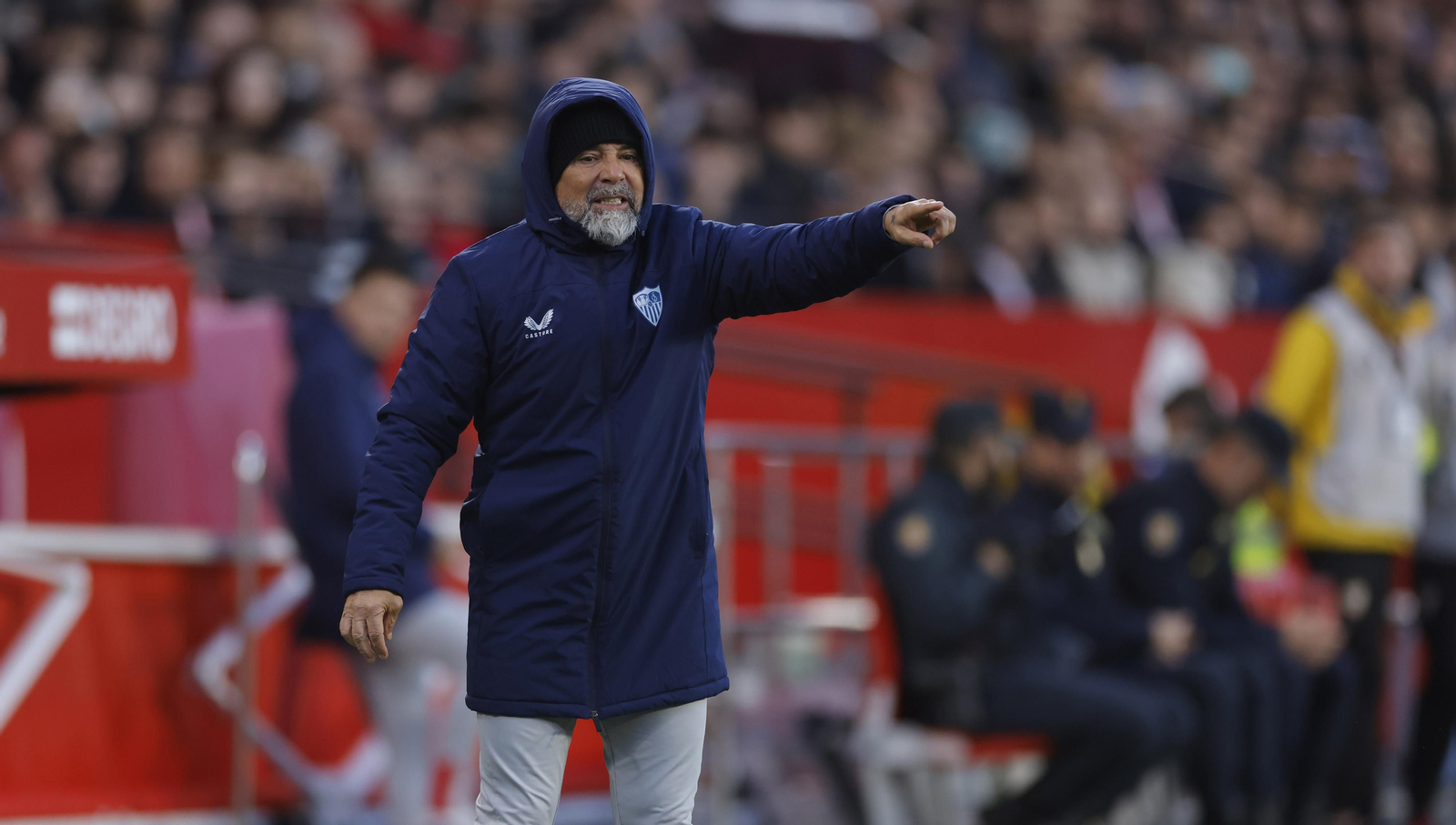 Jorge Sampaoli, muy abrigado, sigue el partido en la banda.