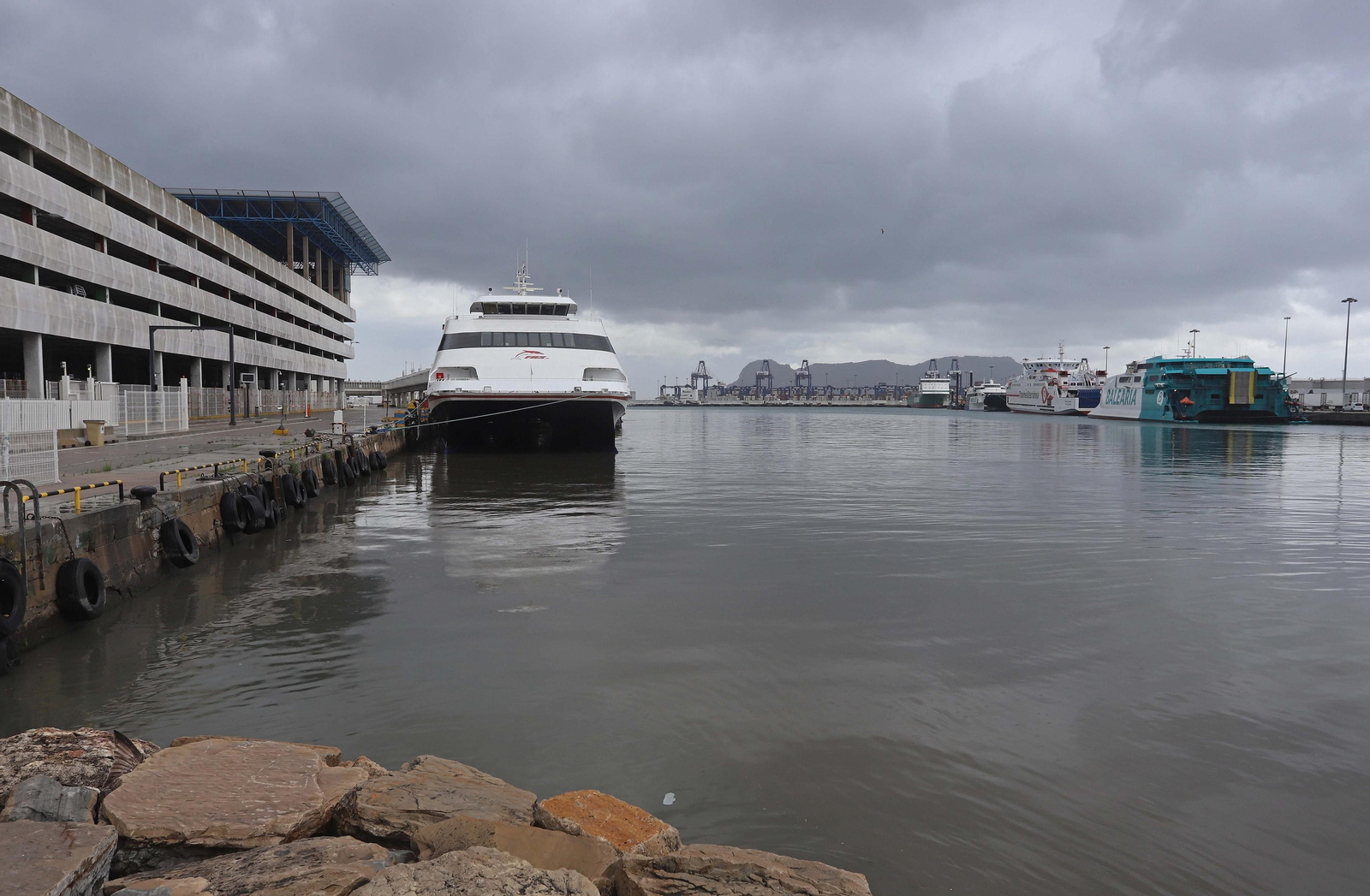 Ferris atracados durante el confinamiento severo, en abril de 2020.
