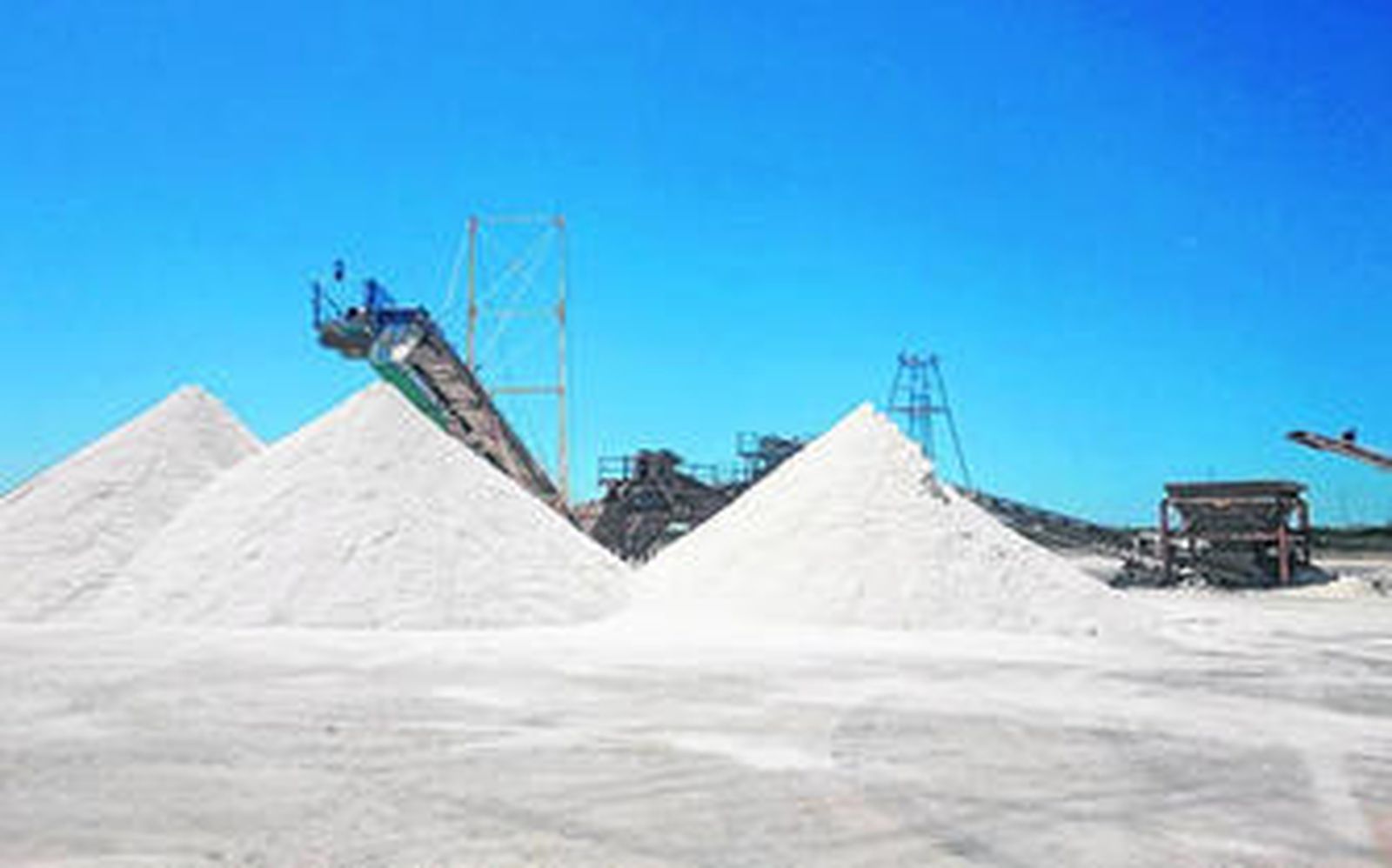 Las montañas de sal que se ven en la imagen pertenecen a la cosecha del año pasado. La próxima comenzará a mediados de agosto.
