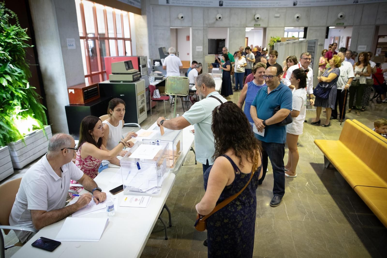 Fotos: Así están siendo las colas en los colegios electorales de Granada