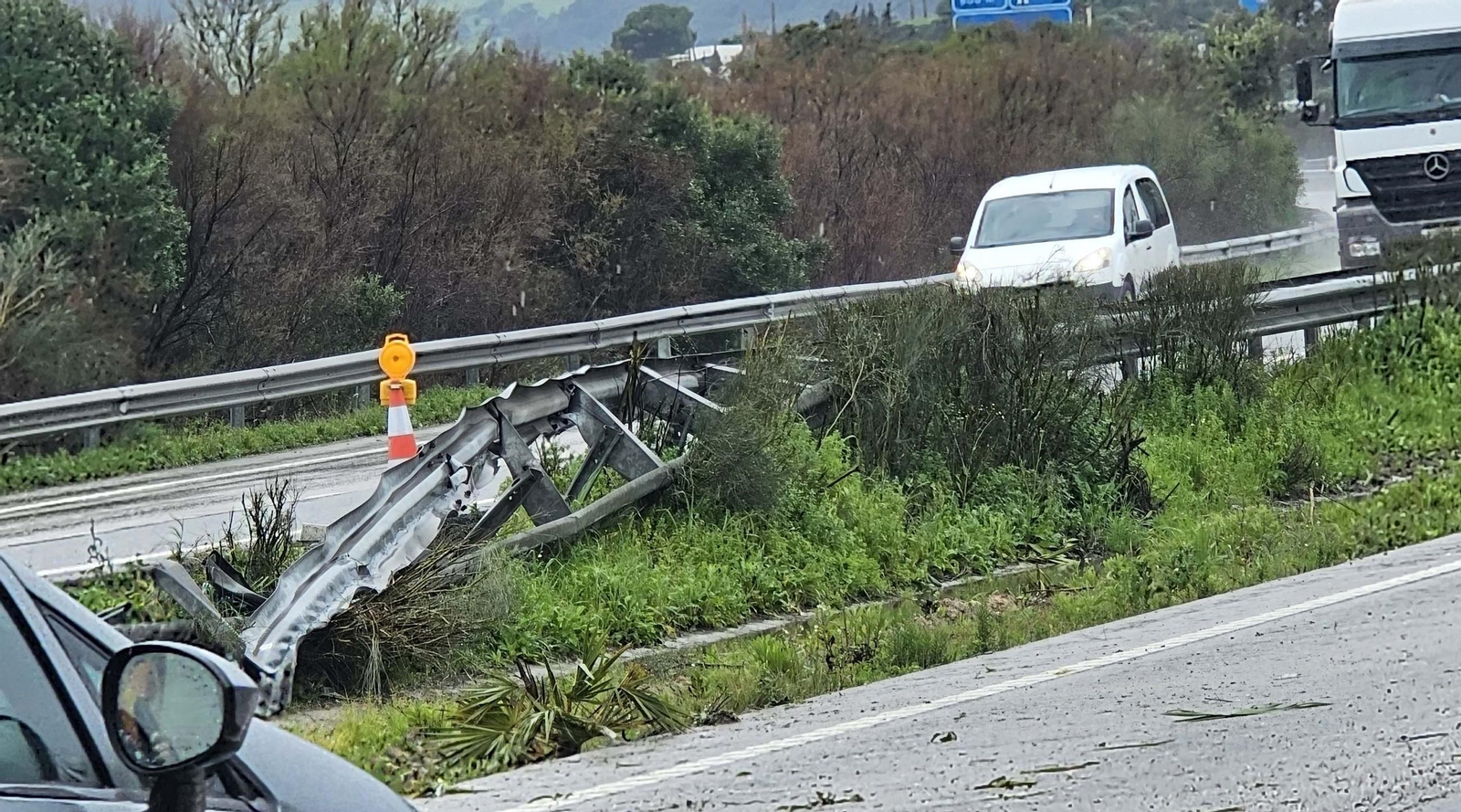 Las fotos del camión accidentado en la A-381 a la altura de Los Barrios