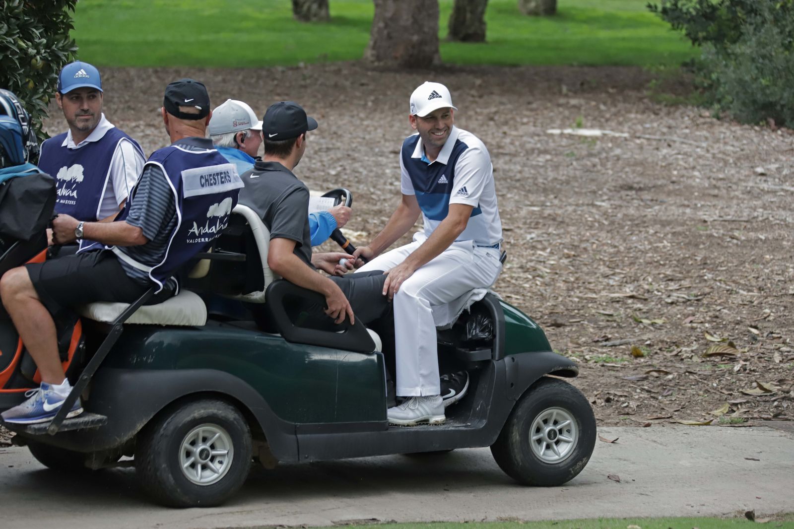 Sergio García, en un bogey rumbo a la casa club tras la suspensión