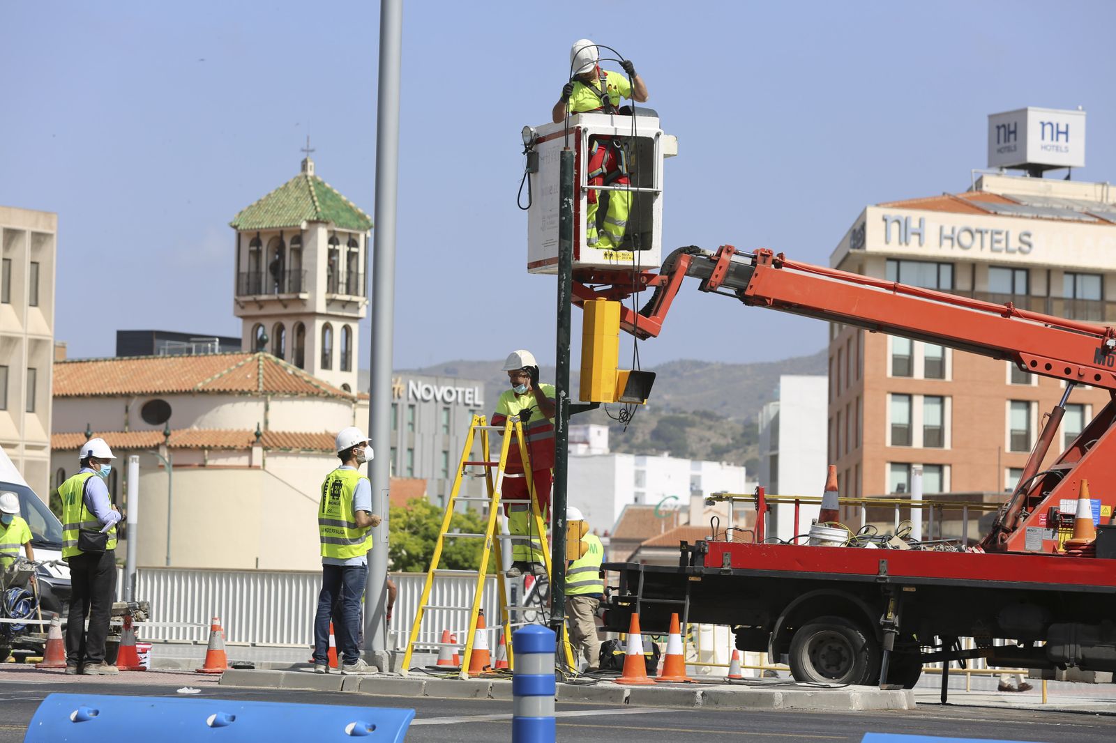 El puente de Tetuán abre al tráfico tras casi 5 años cerrado por las obras del Metro de Málaga.
