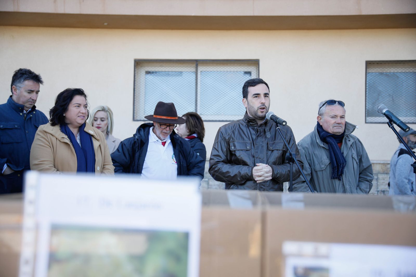 Imágenes del reparto de Parras en Alhama de Almería