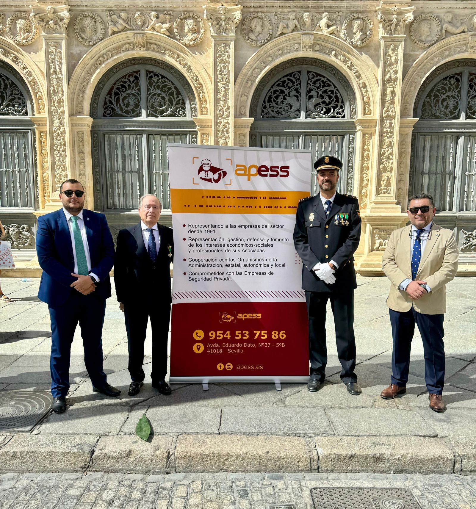 Rafael Tinoco durante la recogida de la distincion.