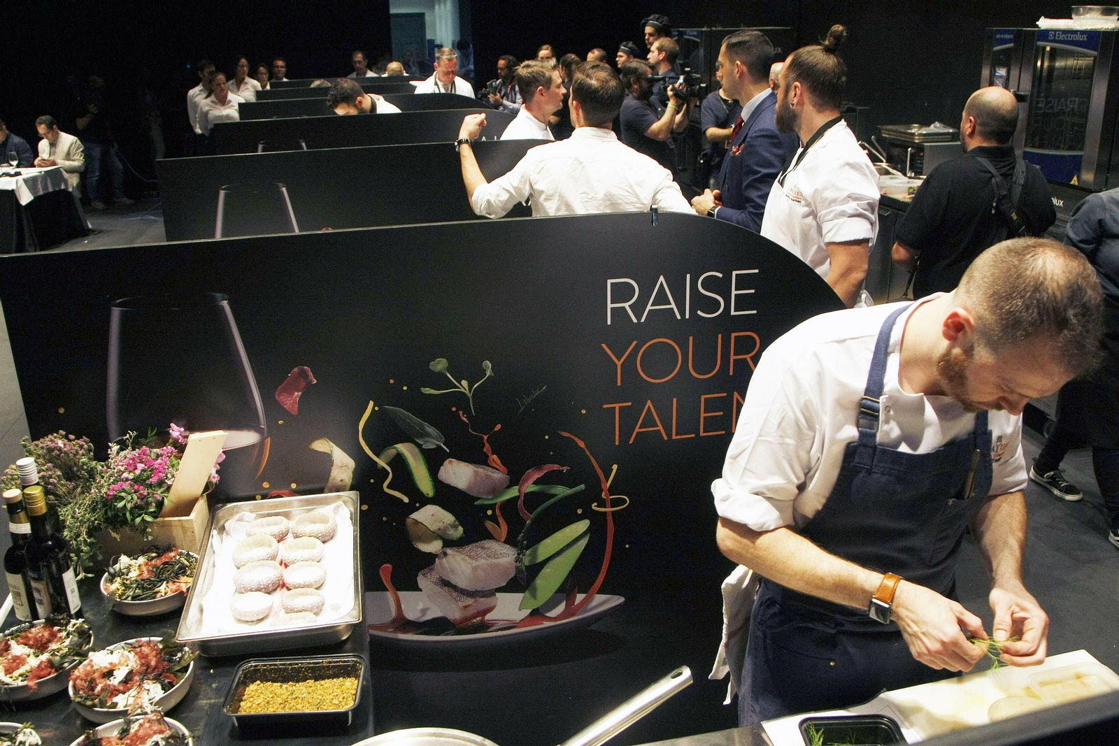 Los equipos finalistas de Copa Jerez durante la elaboración de los menús maridados con vinos de Jerez en el Villamarta. Los equipos finalistas de Copa Jerez durante la elaboración de los menús maridados con vinos de Jerez en el Villamarta.