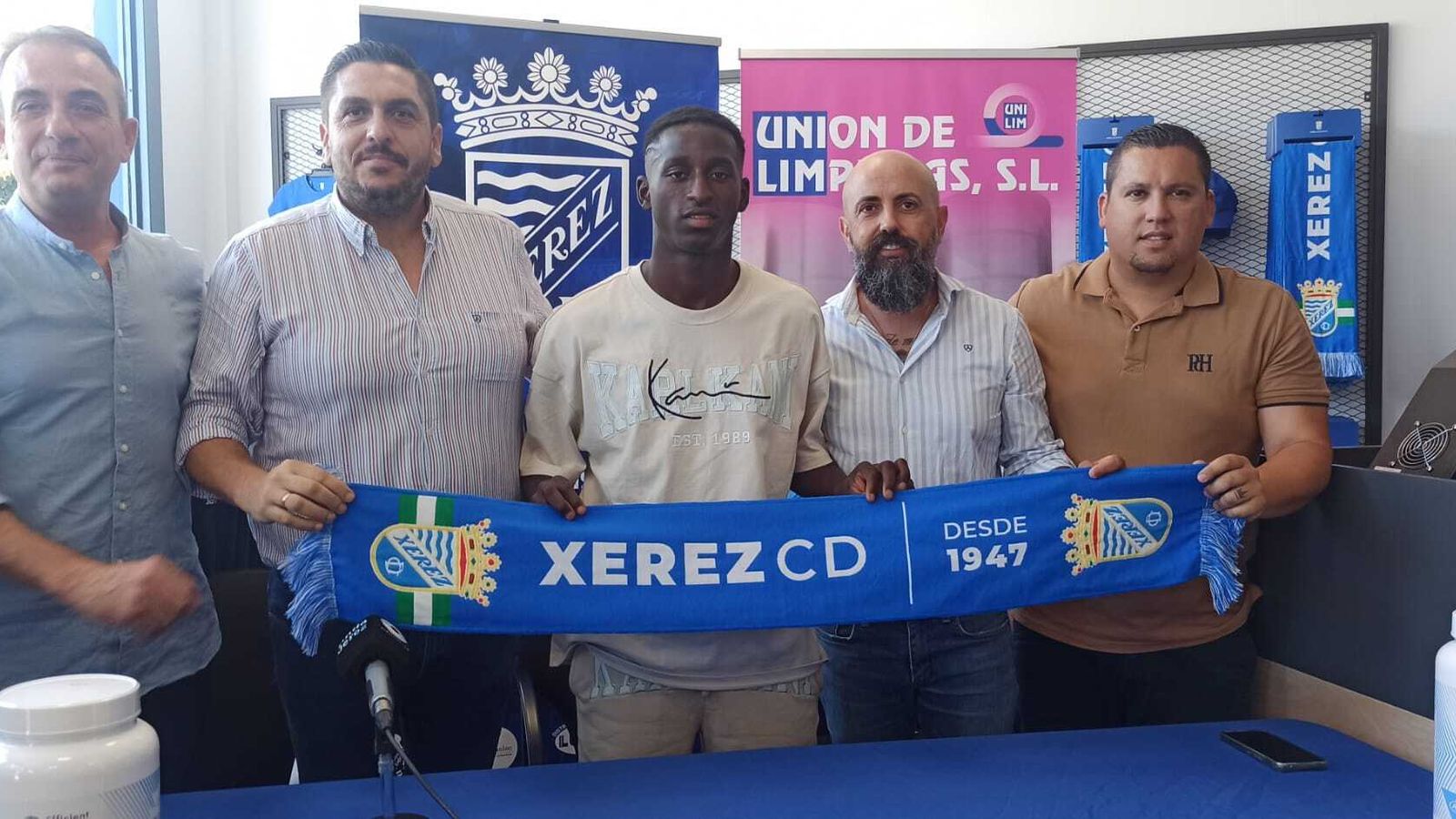 El futbolista azulino, junto a Juan Luis Gil, Jorge Garrido, Miguel Ángel Rondán y el gerente de Unilim.