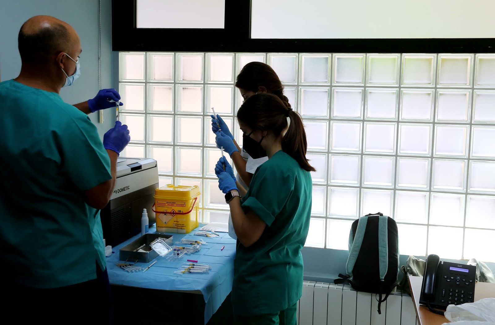 Sanitarios este martes en el San Juan Grande en el inicio de la vacunación con la tercera dosis.