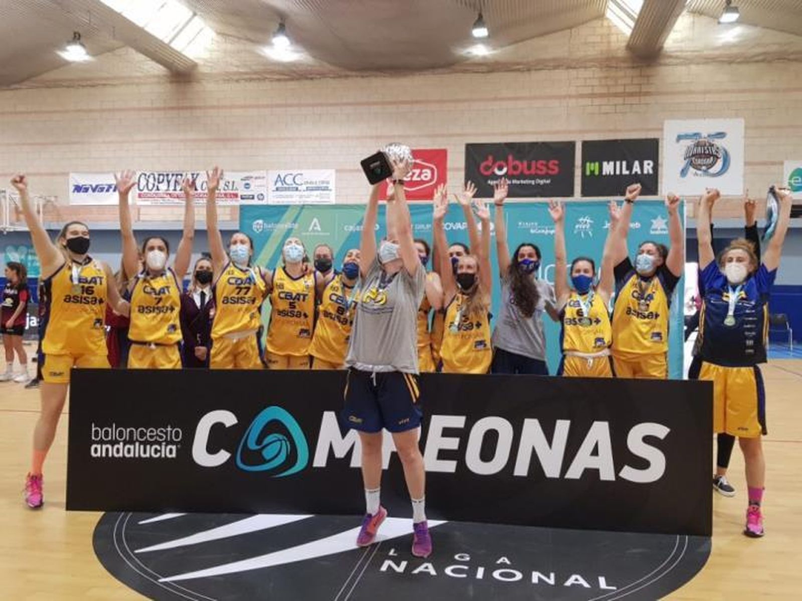 El Asisa Alhaurín de la Torre celebra el título.