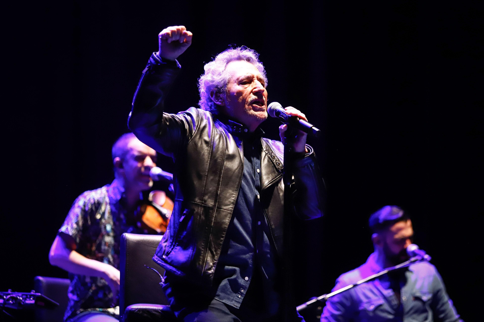 Miguel Ríos entrega un legado al Instituto Cervantes y ofrece un concierto en el Teatro Isabel la Católica