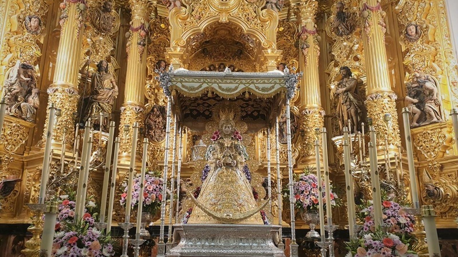 La Virgen del Rocío espera en su paso la llegada de los romeros.