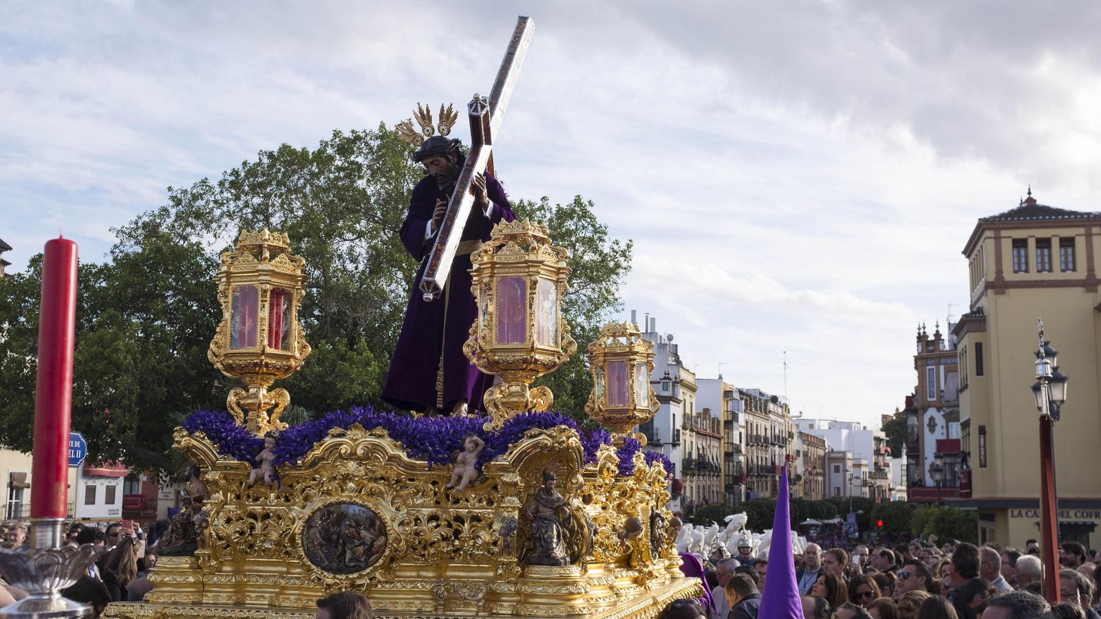 Nuestro Padre Jesús Nazareno por el puente Isabel II.