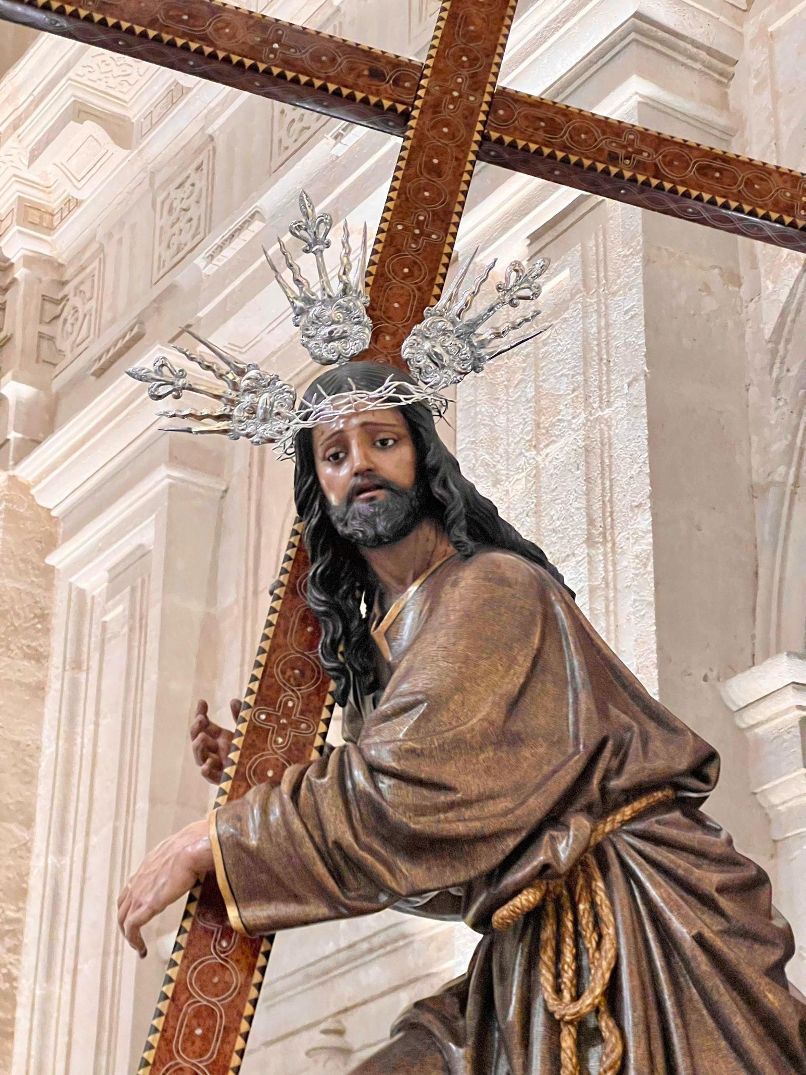 El Cristo de la Corona, con la cruz de taracea y la nueva corona