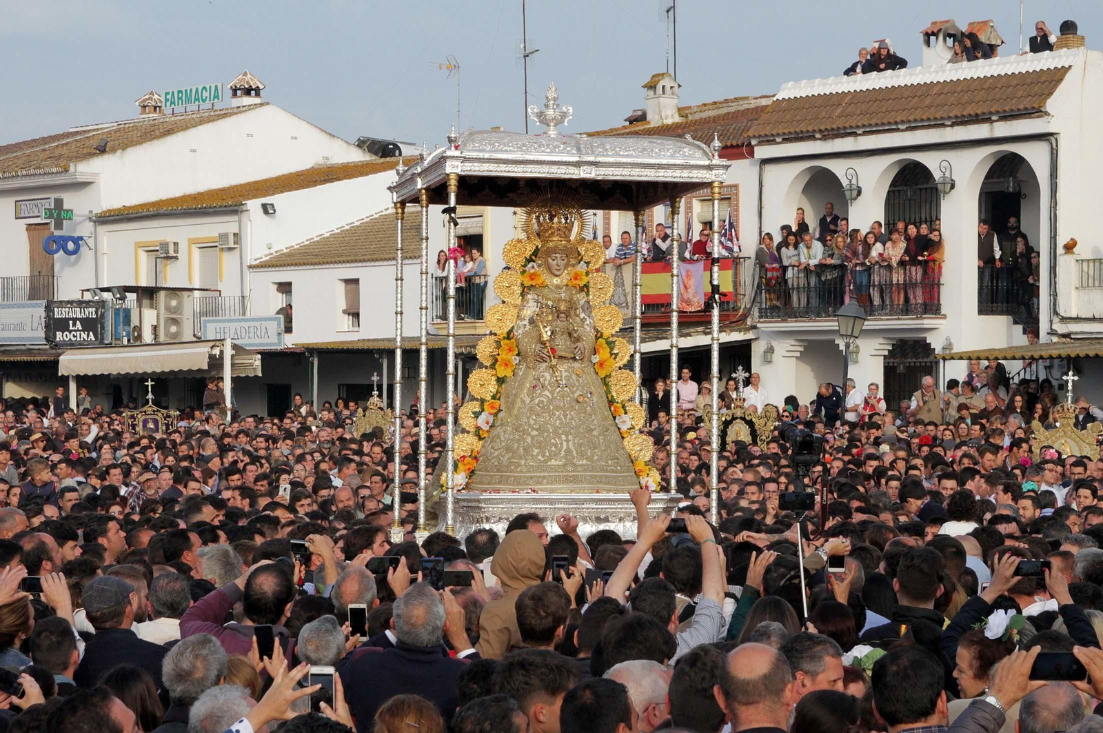 Las imágenes de la procesión de la Virgen del Rocío por la aldea en el Lunes de Pentecostés