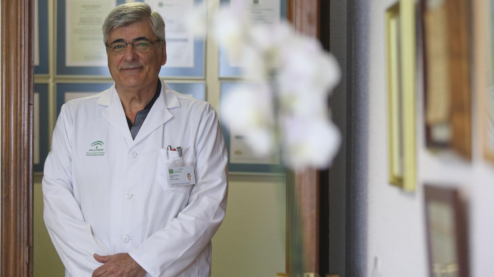 Víctor Baena posa junto a su despacho