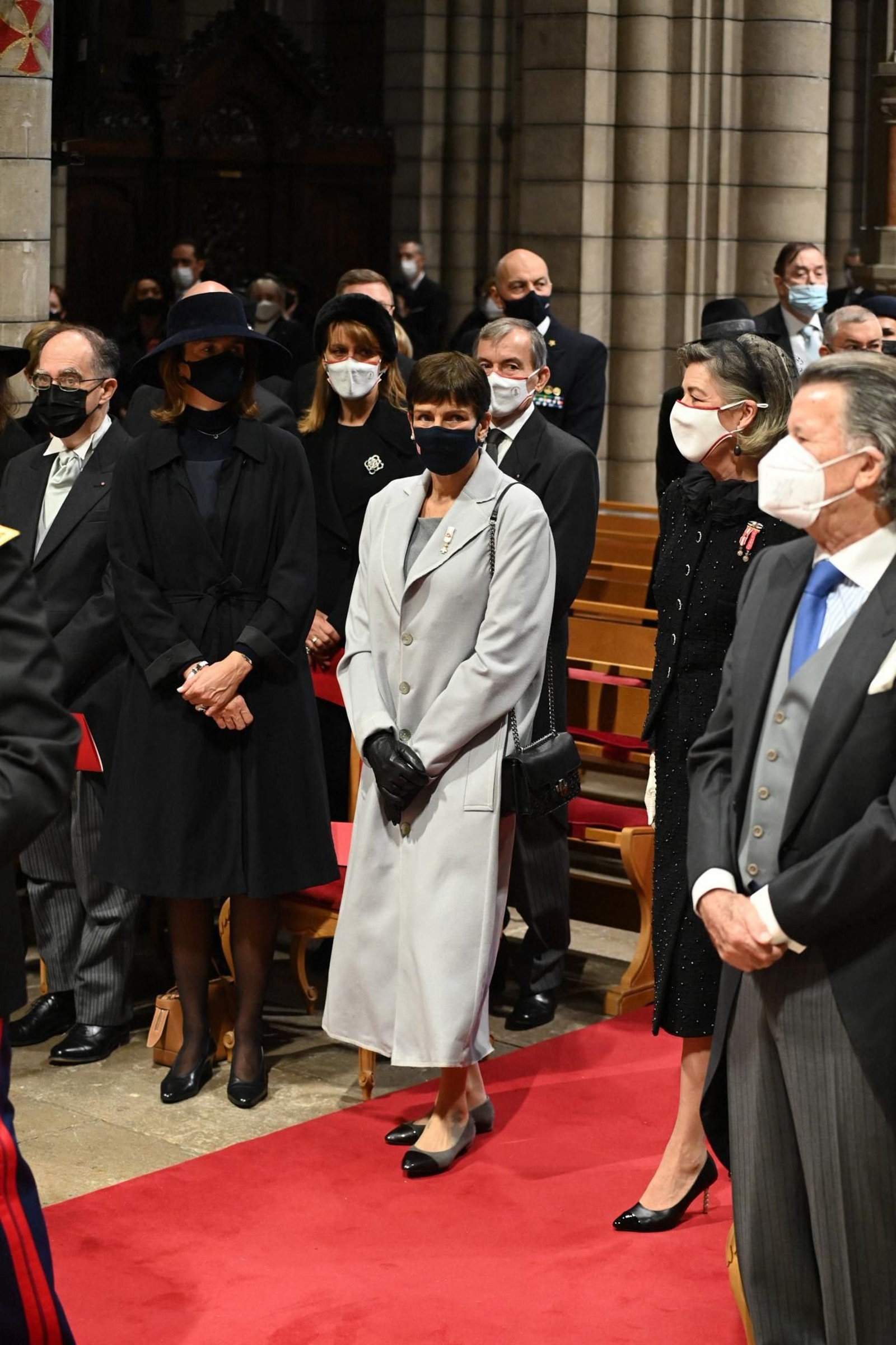 Estefanía, con el pelo muy corto, optó por un clásico y amplio abrigo gris de grandes solapas y guantes negros de cuero.