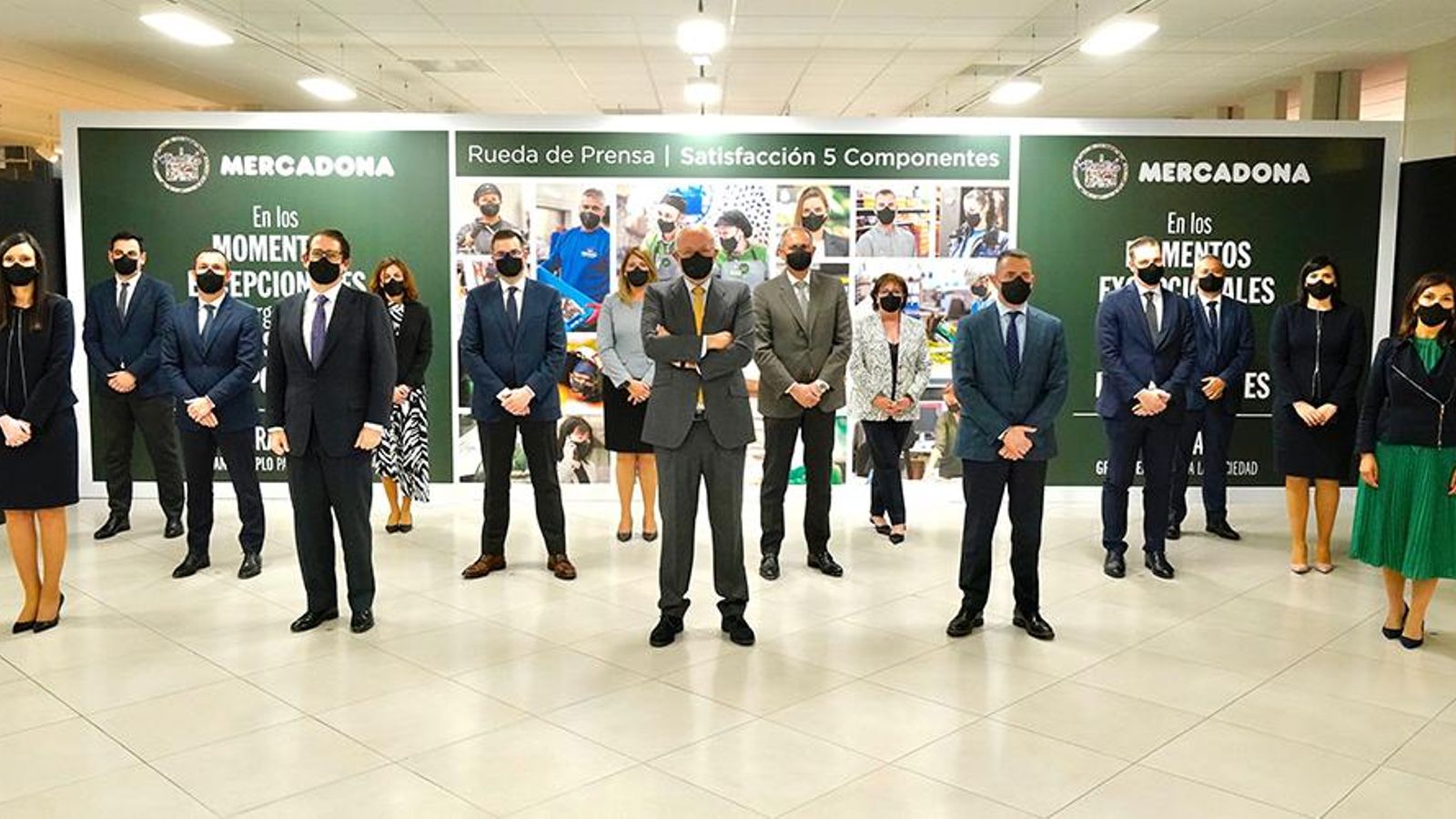 Juan Roig con trabajadores de Mercadona.