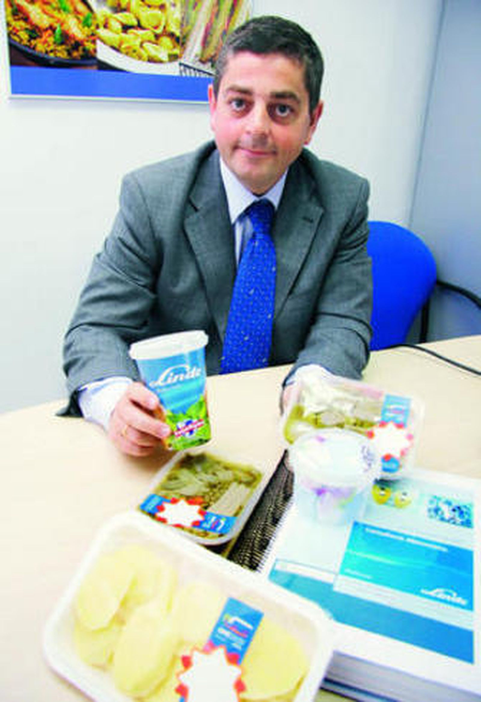 Juan Luis Mejías, con algunos de los alimentos envasados que pone en valor.