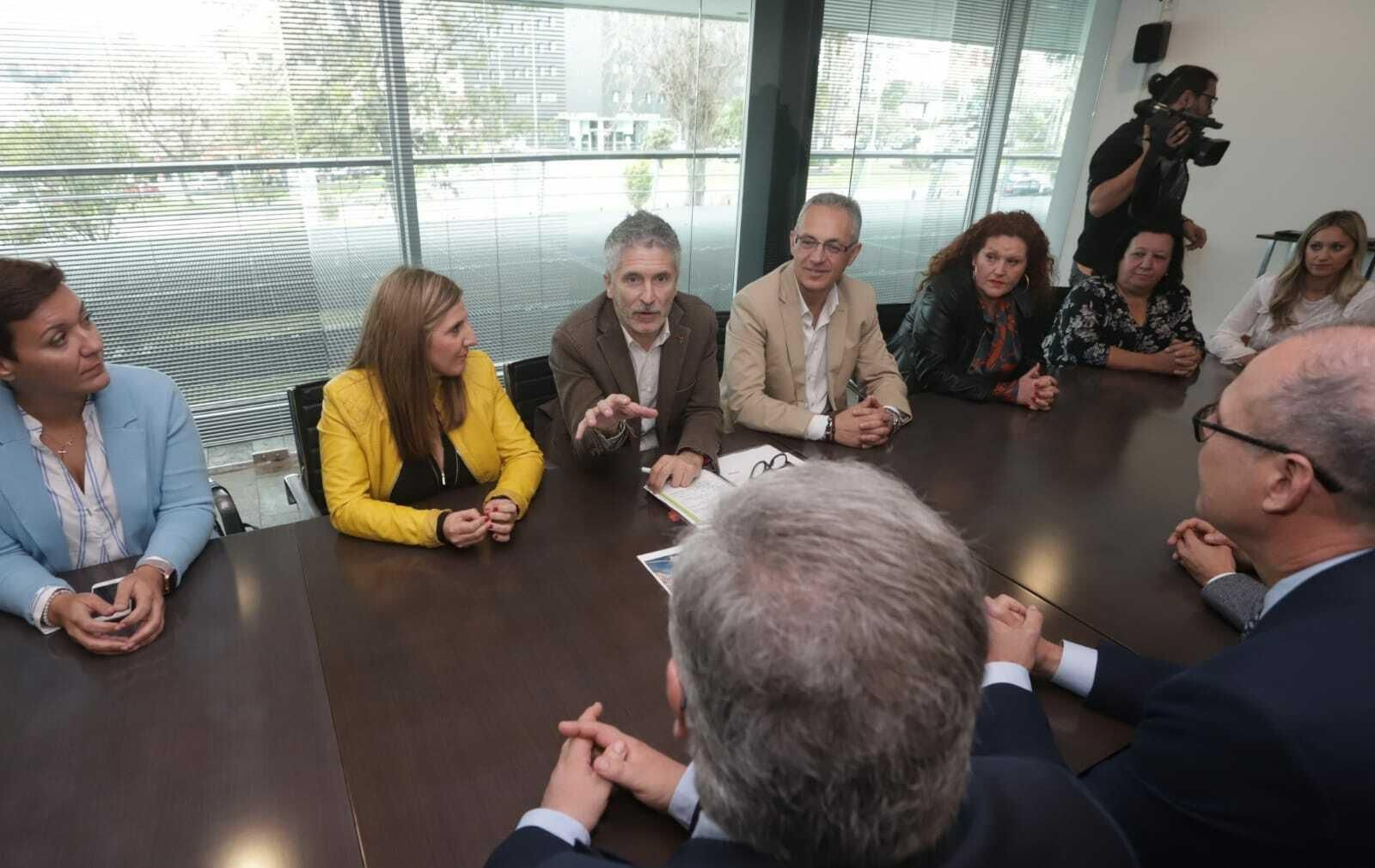 Grande-Marlaska, entre Irene García y Juan Lozano en el encuentro con las grandes empresas.