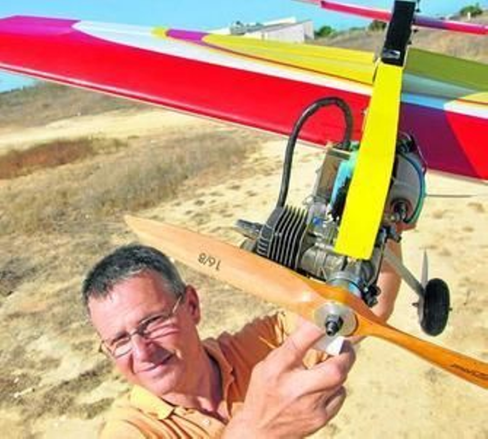 José Luis González, presidente del club de aeromodelismo, con su avión, en los terrenos de La Leocadia.