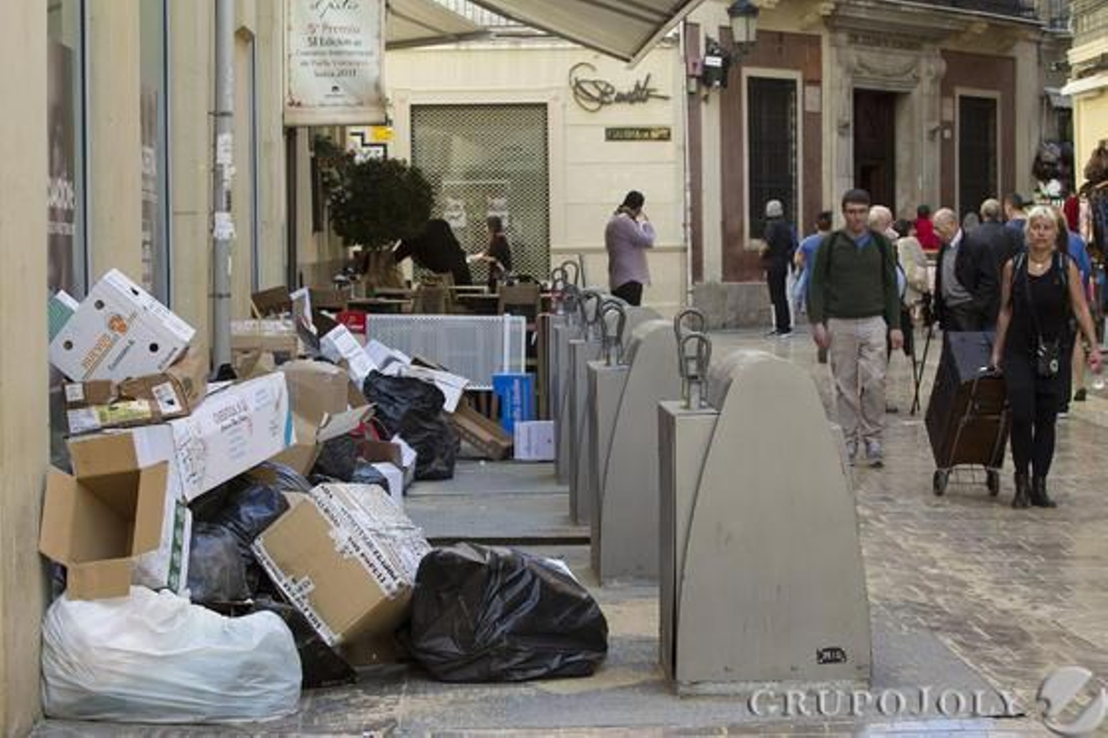 Imágenes de la huelga de basura de Limasa en diferentes distritos