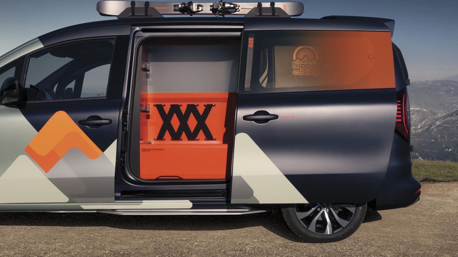 Además de una doble cama, en el interior de este Kangoo se incorporan diferentes espacios de almacenaje para todo tipo de objetos relacionados con actividades de ocio al aire libre.