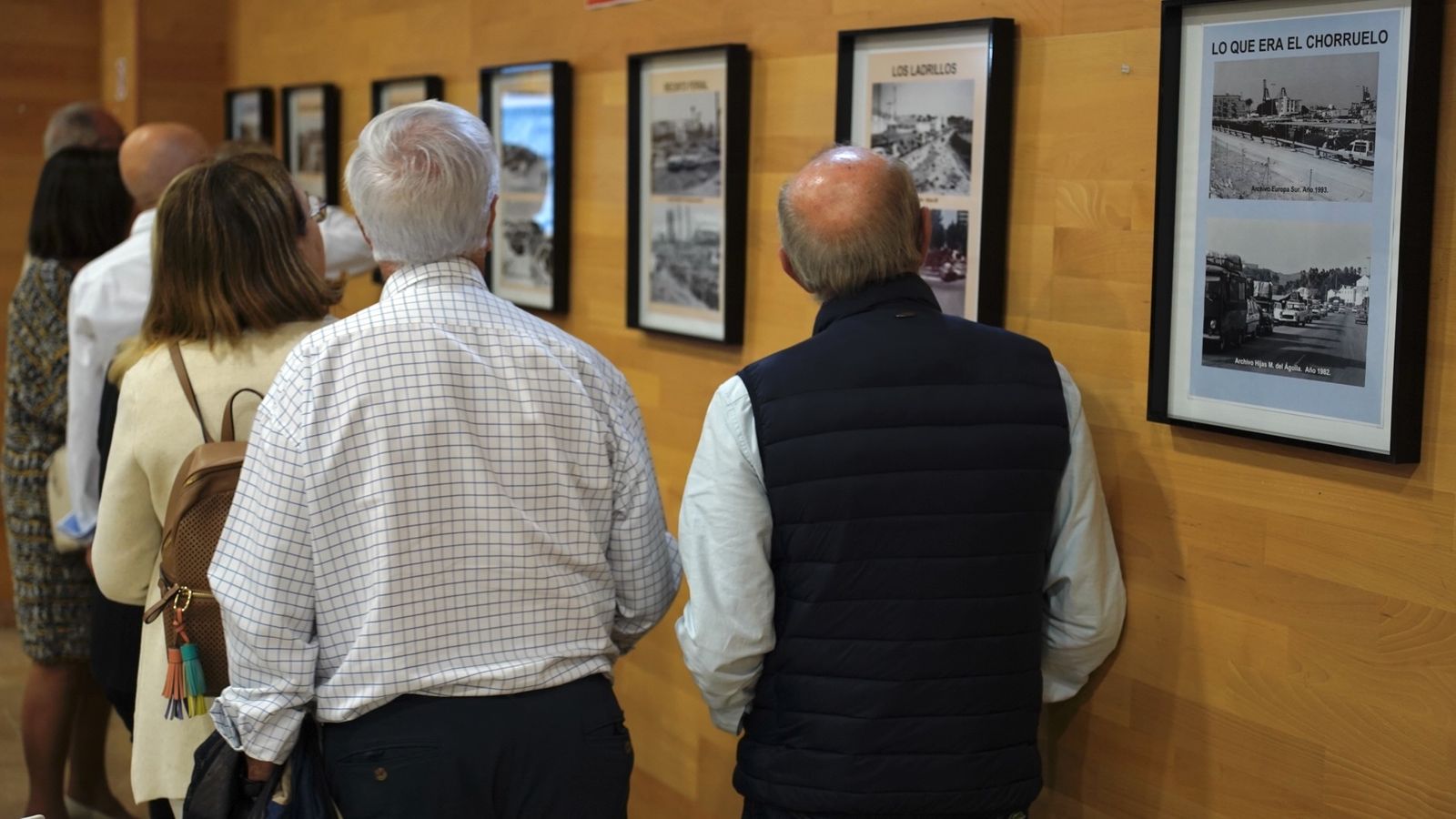 Fotos de la exposición de fotos históricas de Miguel Ángel del Águila sobre la OPE, en la José Luis Cano