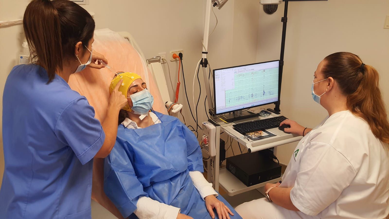 Una paciente en el electroencefalógrafo del Hospital de Motril