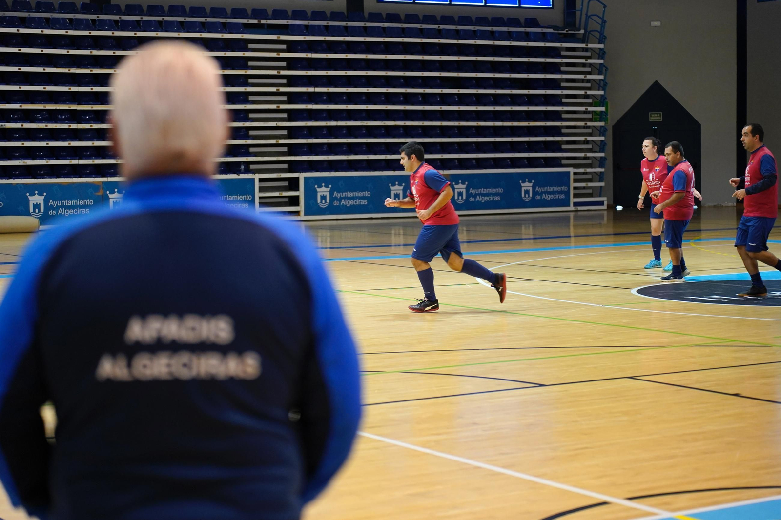Desde las 9:00 hasta las 12:30. XXIII Torneo de Navidad de Fútbol Sala Apadis-Loluba C.F. para personas con discapacidad intelectual, en el Polideportivo ¿Ciudad de Algeciras-Dr. Juan Carlos Mateo¿. Lo suyo son fotos de grupos, pero también de partidos. Una galería: "Las fotos del XXIII Torneo de Navidad de Fútbol Sala para personas con discapacidad intelectual, en Algeciras" . .