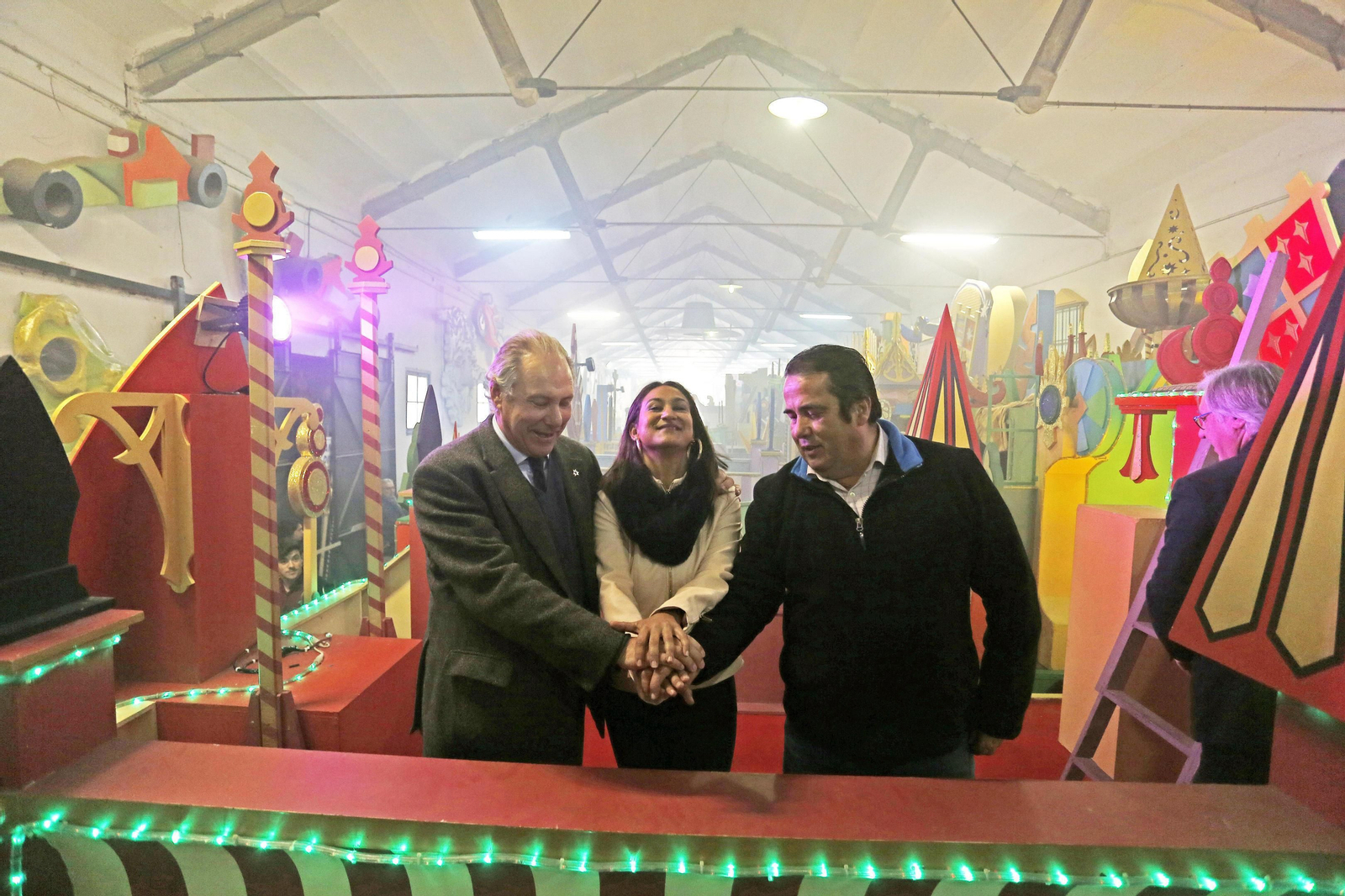José Manuel Martín, Felipa Medrano y Juan Carlos Carrasco, ayer en el taller de fiestas.