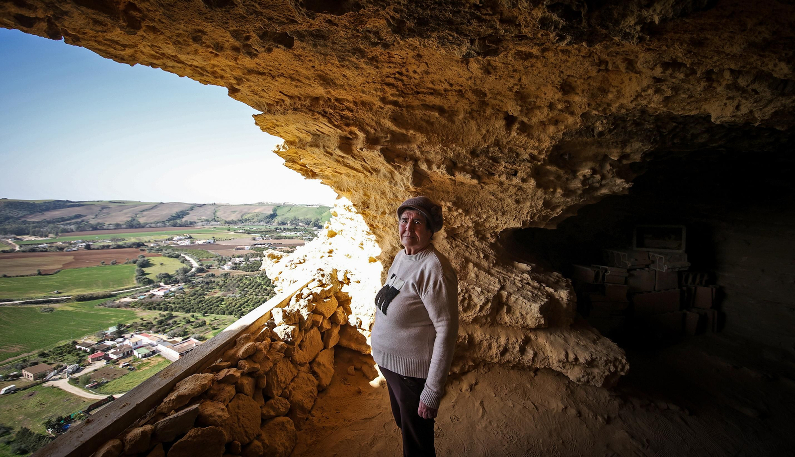 Así es la cueva de Encarna en la peña de Arcos