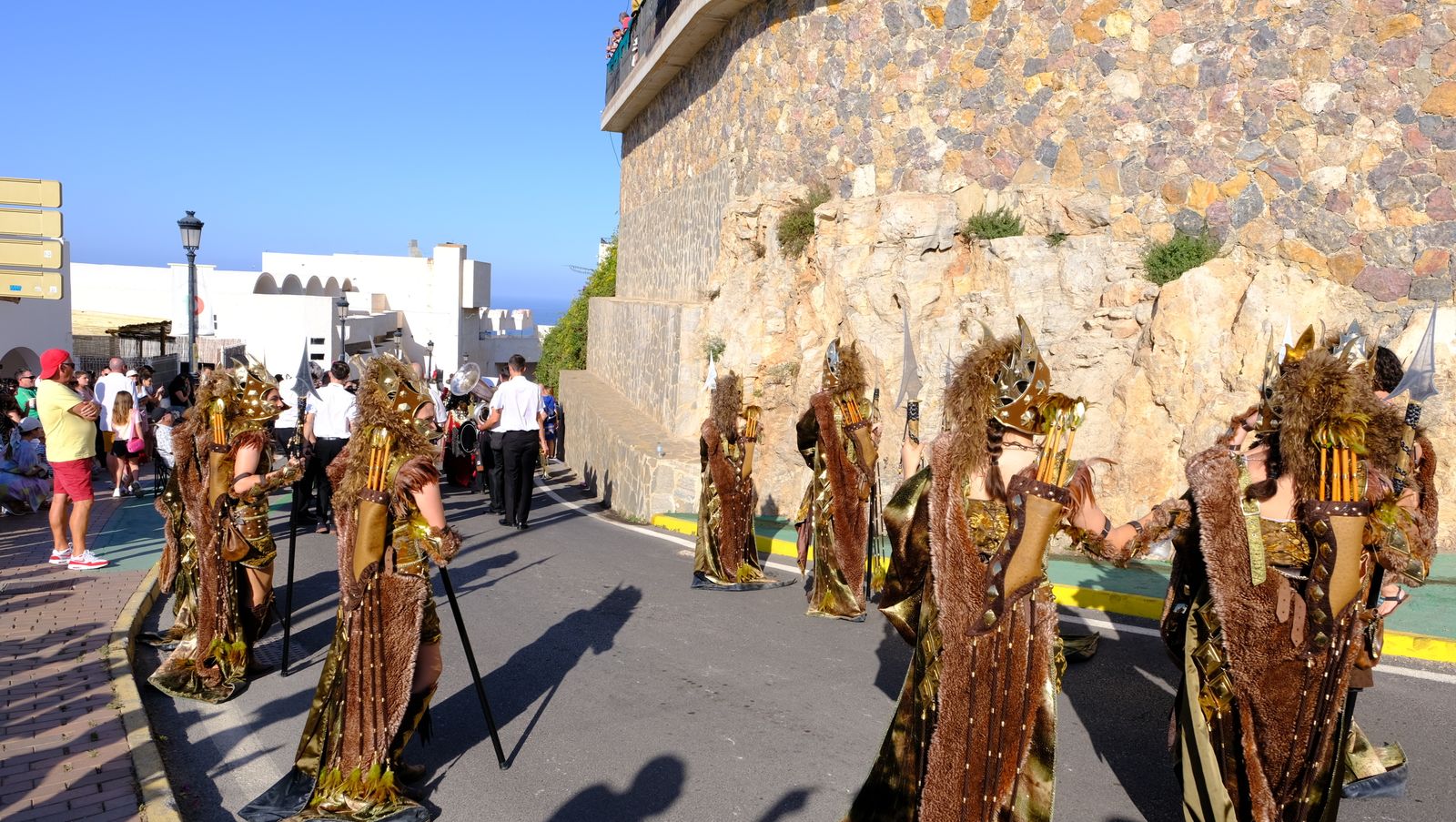 El espectacular desfile de Moros y Cristianos de Mojácar, en imágenes