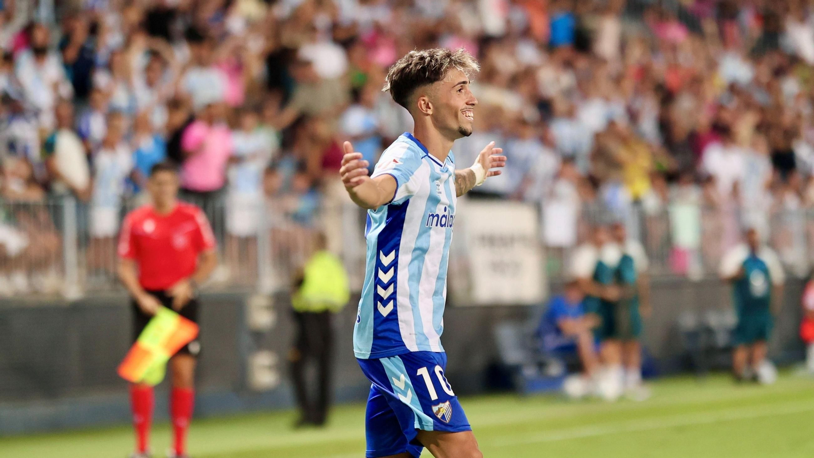 David Larrubia celebra uno de sus goles en el trofeo Costa del Sol.
