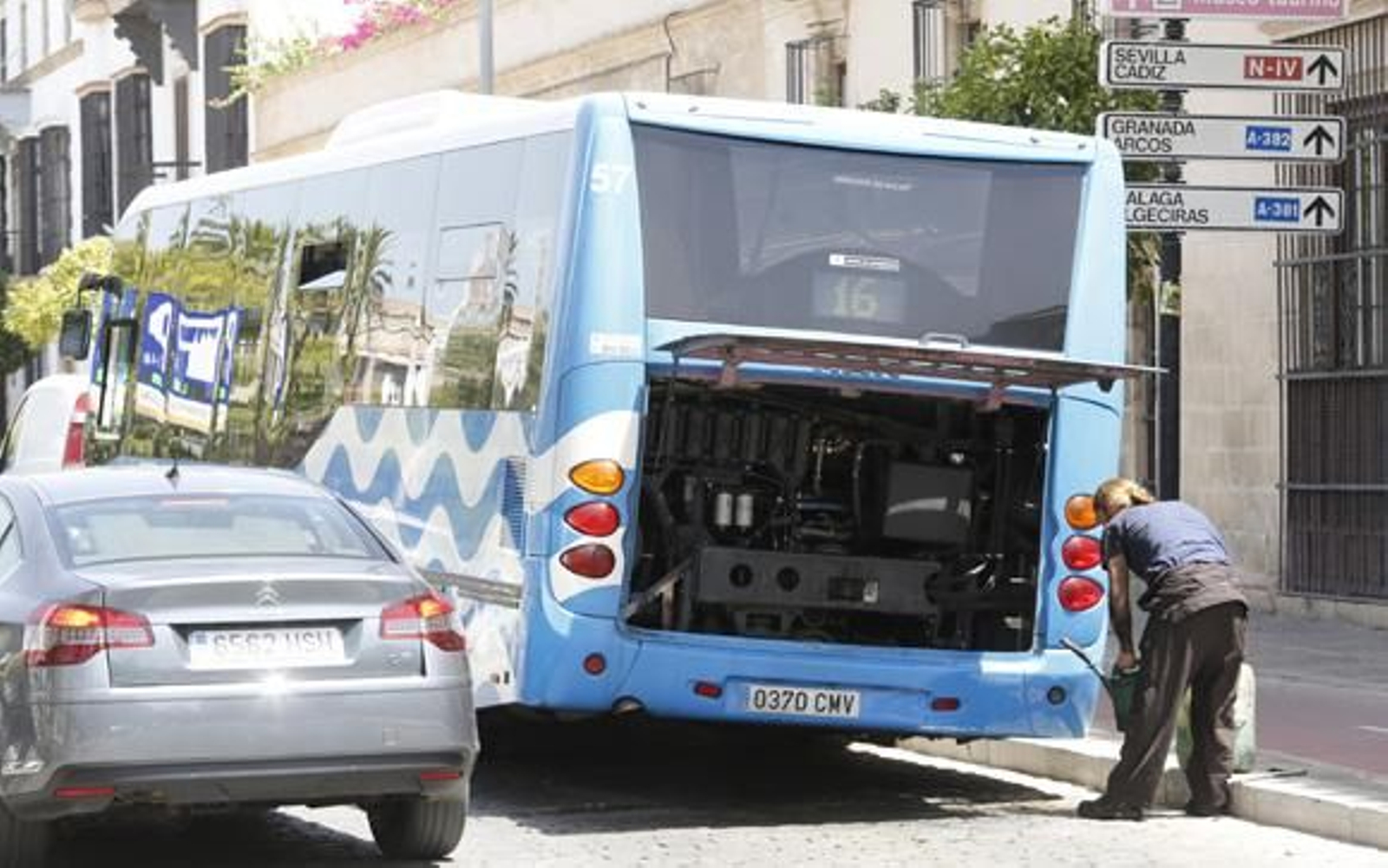 Un autobús de la flota actual averiado en el Mamelón. /Pascual