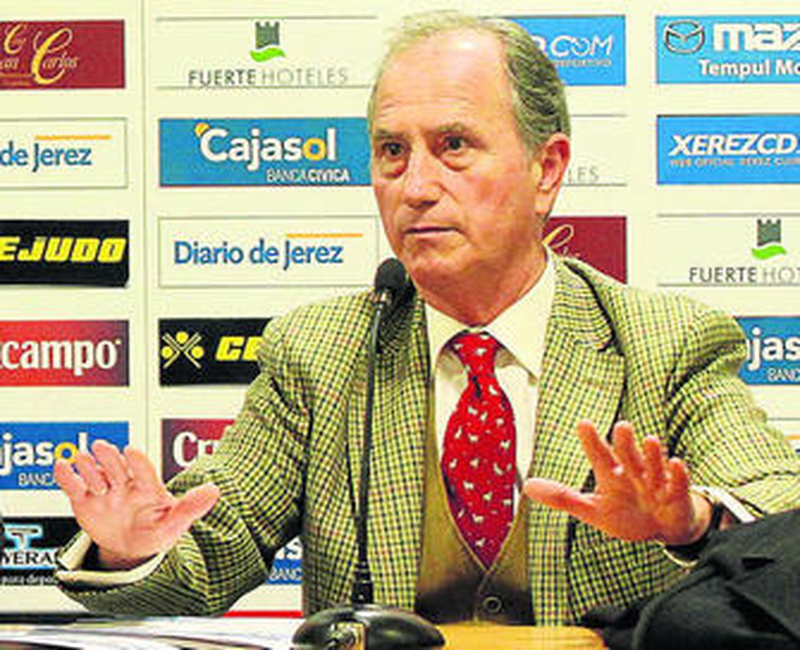 Jesús Gómez, llegando a Chapín acompañado por algunos de sus consejeros.