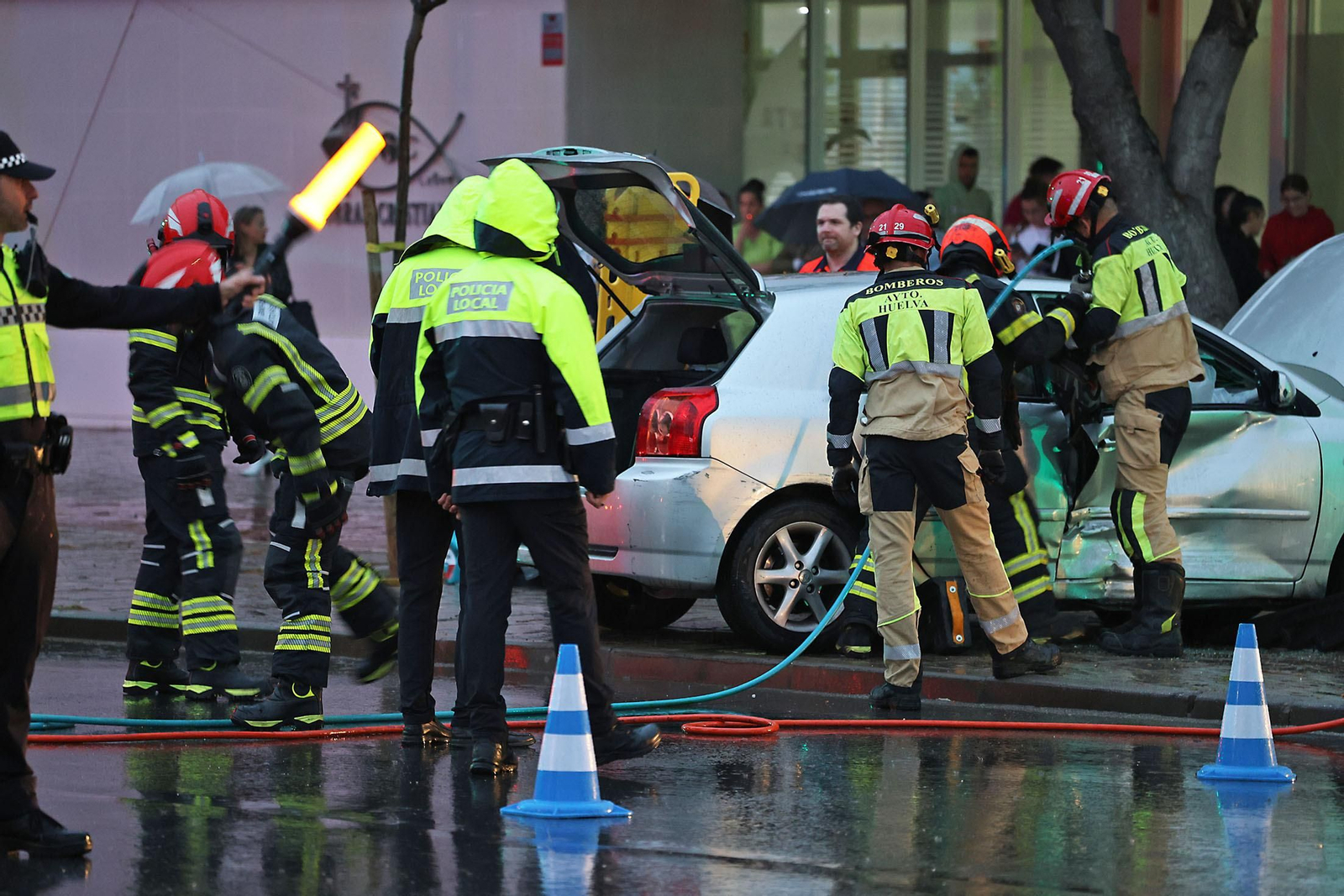 Las espectaculares imágenes del rescate de una persona en un accidente de tráfico en Huelva