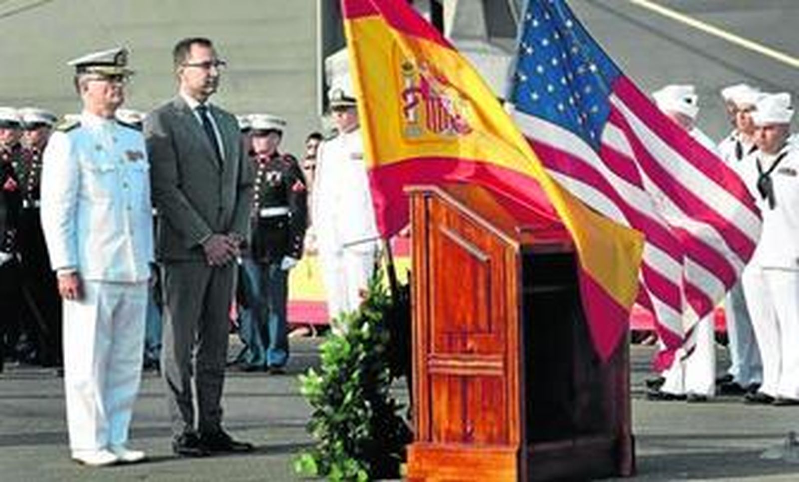 El embajador norteamericano y el almirante de la Fuerza Naval presidieron el acto militar para conmemorar los 60 años del acuerdo entre España y Estados Unidos.