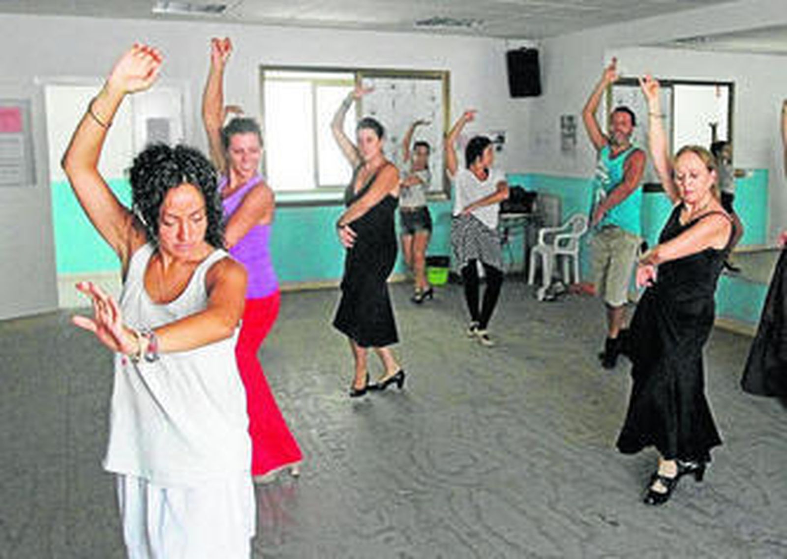 El bailaor Felipe de Algeciras con el alumnado, ayer.