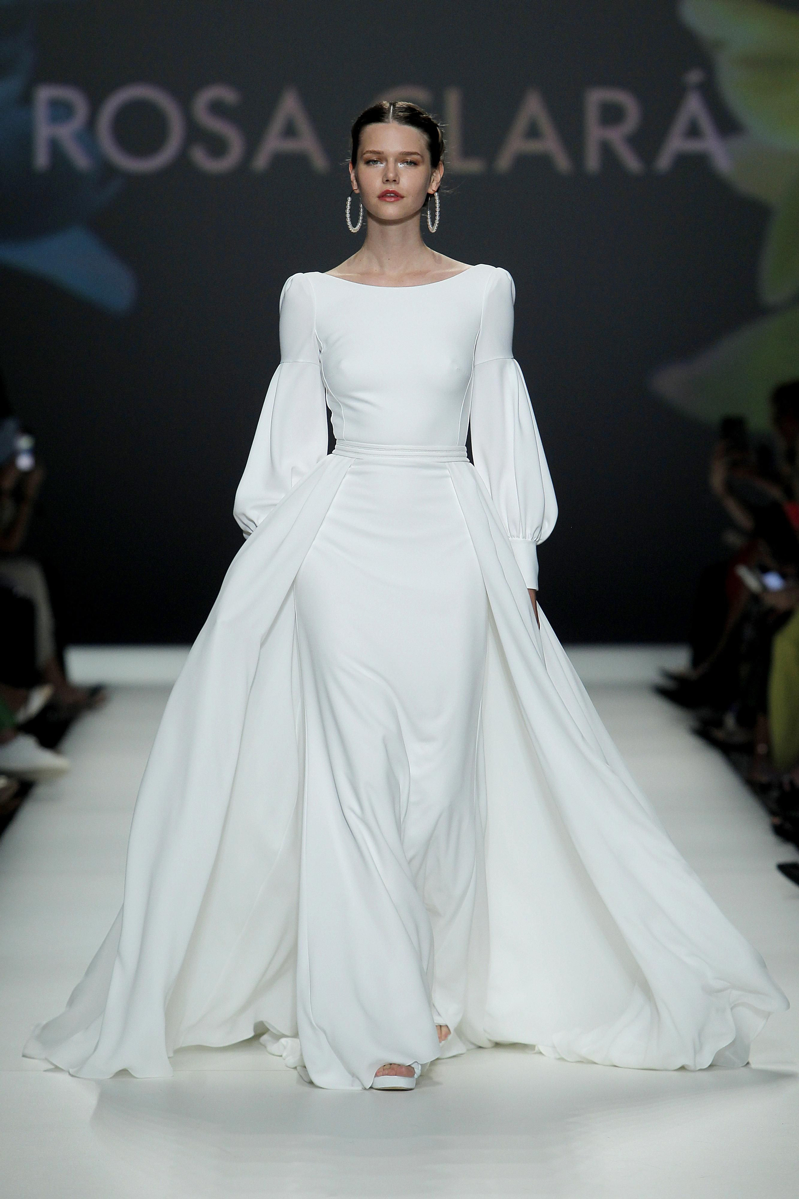 Diseño nupcial de manga larga y sobrefalda de quita y pon.